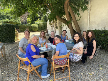 Laura Dupont-Jarrett having lunch with faculty outside at the MSID France program