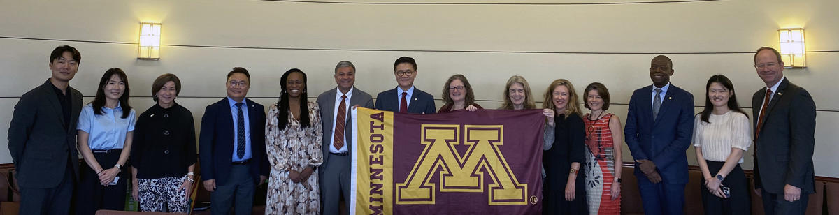 The Hanyang delegation with University of Minnesota leaders