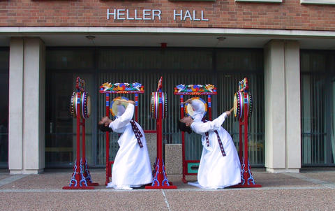 Two drummers in traditional Korean dresses